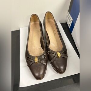 Vintage Salvatore Ferragamo leather pumps bow gold-toned hardware Sz 6B